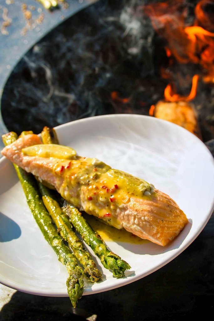 Wood wrapped Lachs mit grünem Spargel 1 Wood wrapped Lachs mit grünem Spargel