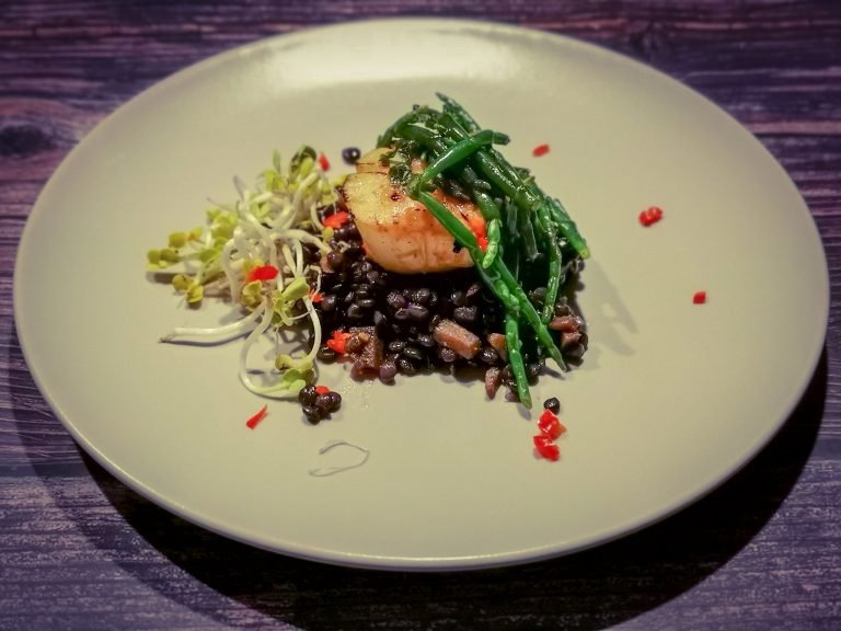 Jakobsmuschel auf Belugalinsensalat