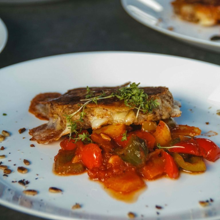 Kaspressknödel auf Paprikagemüse