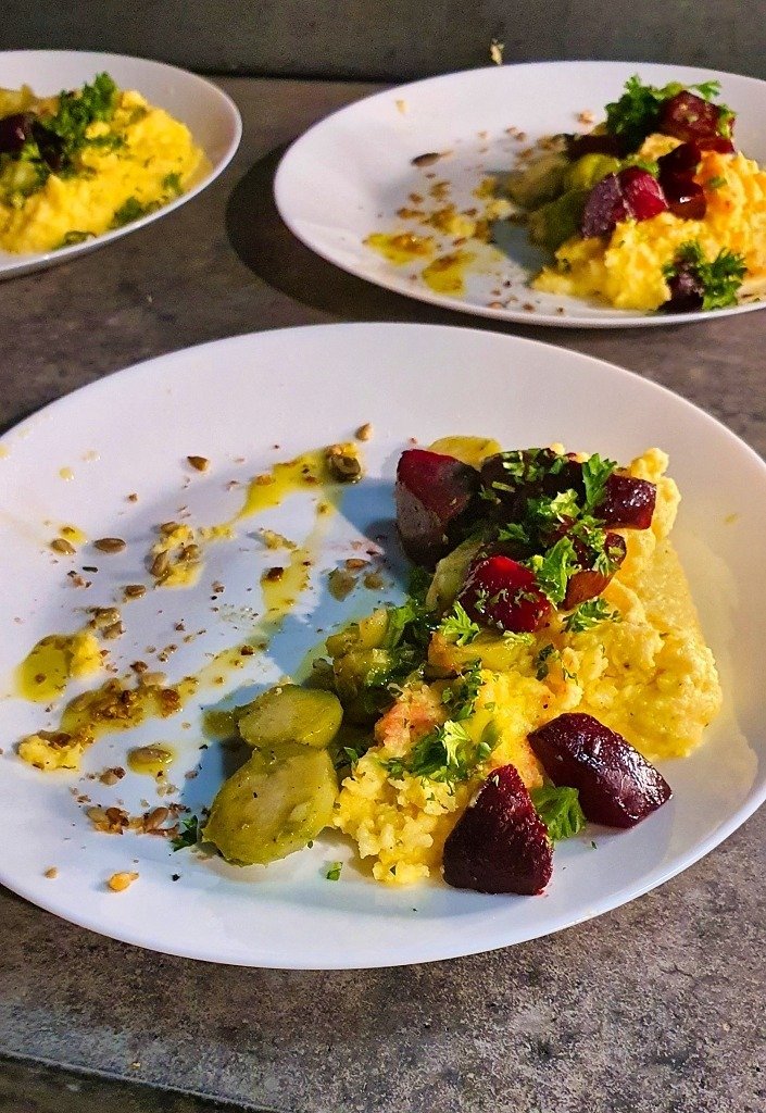 Polenta mit roter Beete und Rosenkohl