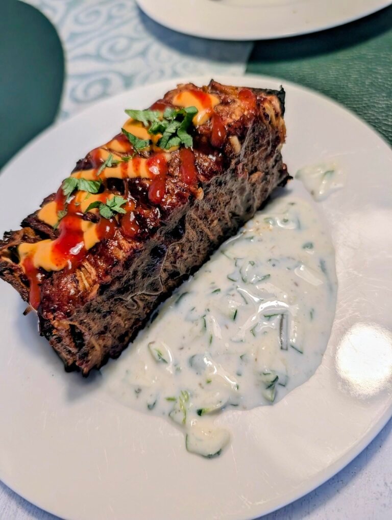 Vegetarischer Kebap Wrap Spieß vom Grill mit frischem Gemüse und Sauce