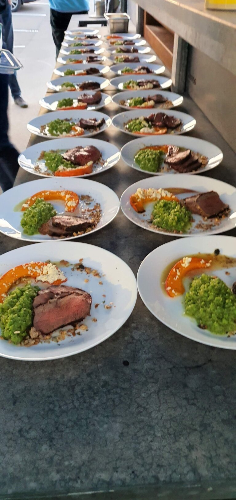 Gekräuterte Lammlachse an Erbs-Minz Püree 13