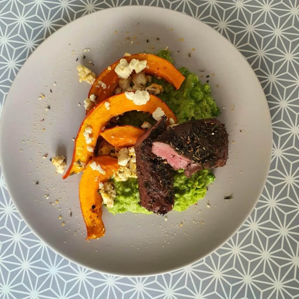 Gekräuterte Lammlachse an Erbs-Minz Püree