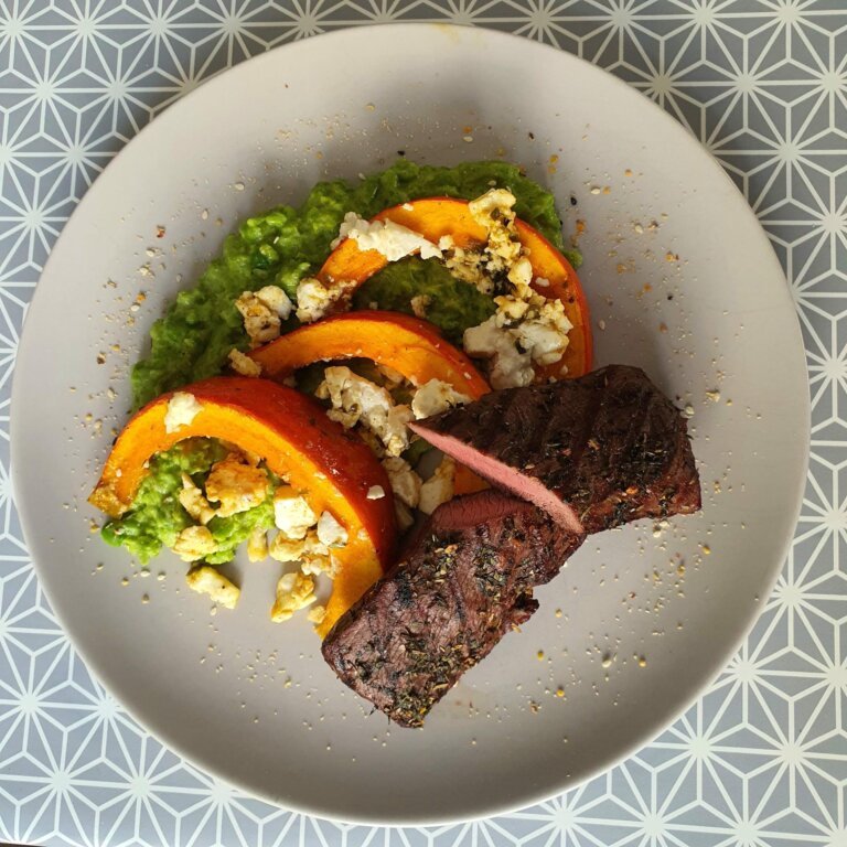 Gekräuterte Lammlachse an Erbs-Minz Püree 2 Gekräuterte Lammlachse an Erbs-Minz Püree