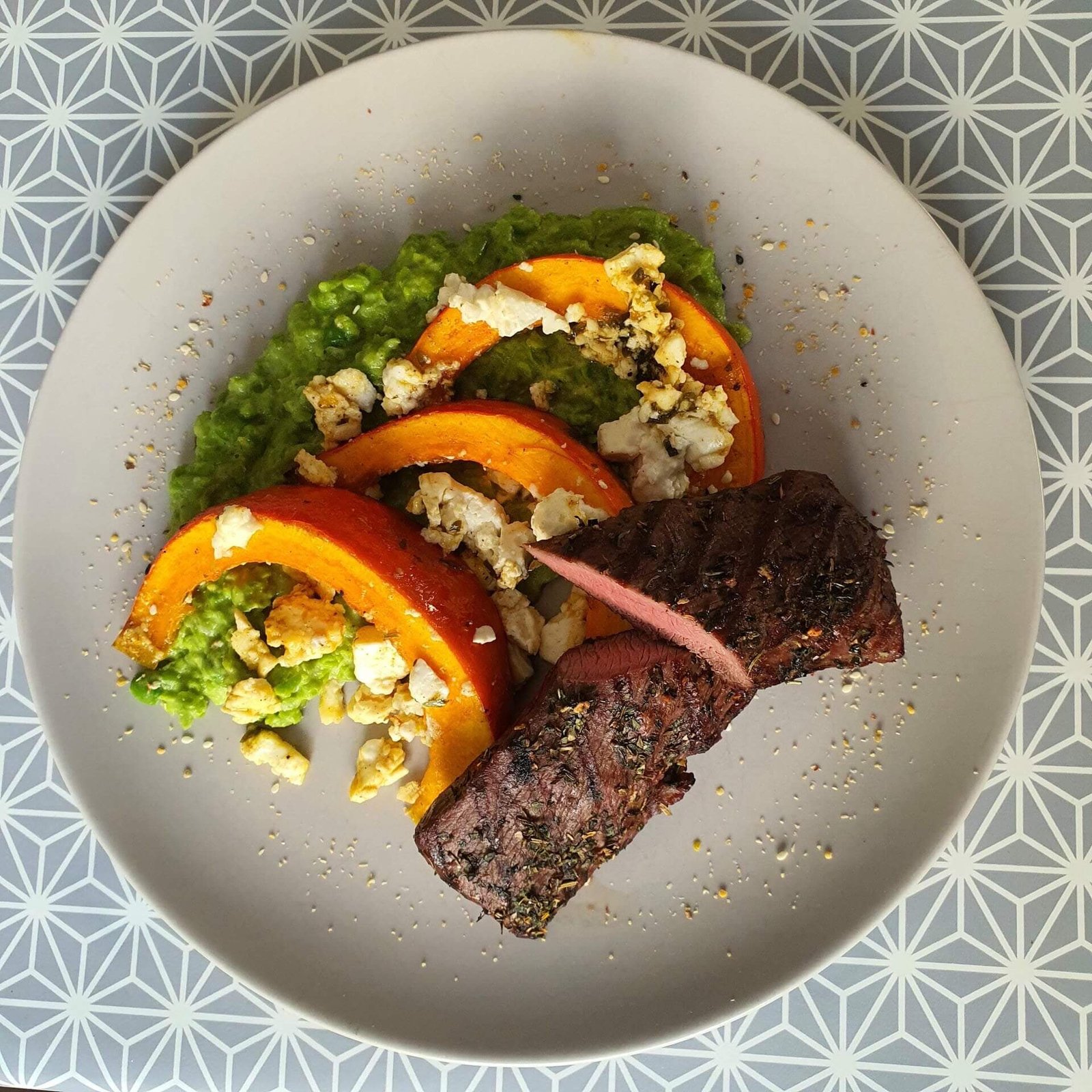 Gekräuterte Lammlachse an Erbs-Minz Püree 1