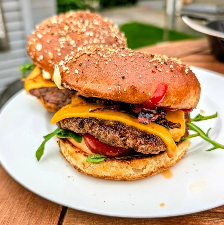 Smashed Bacon Cheese Burger 1 Smashed Bacon Cheese Burger Titelbild - Knuspriger Burger von der Feuerplatte