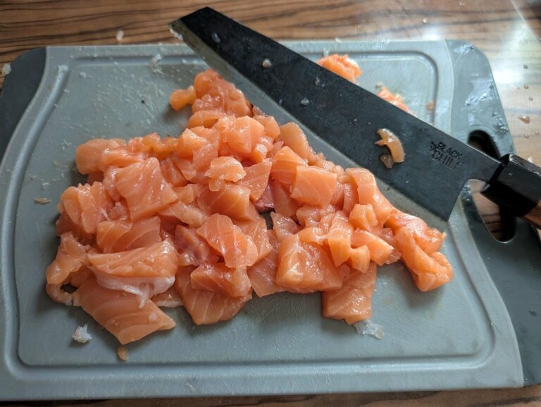 Würzige Lachs-Garnelen-Pflanzerl Cajun Style 4 Frischer Lachs grob gehackt als Basis für die würzigen Fischpflanzerl
