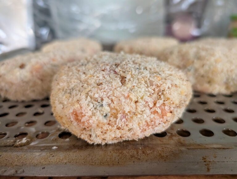 Würzige Lachs-Garnelen-Pflanzerl Cajun Style 8 Nahaufnahme von rohen, geformten Lachs-Garnelen-Pflanzerln bereit für den Grill