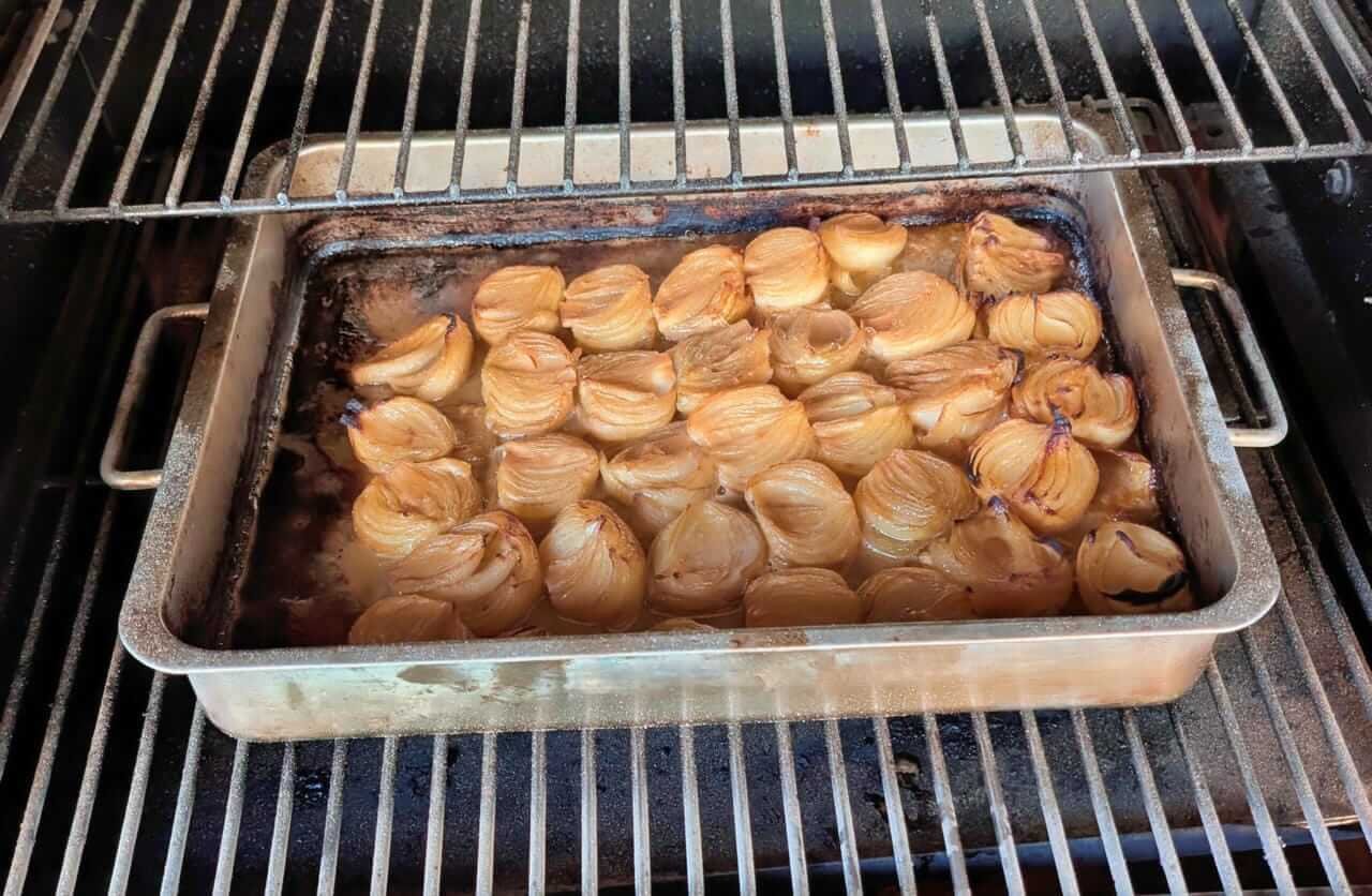 Geschmorte Miso-Zwiebeln nach Ottolenghi: Goldbraun karamellisierte Zwiebelhu00e4lften in einer reichhaltigen Umami-Glaze vom Grill