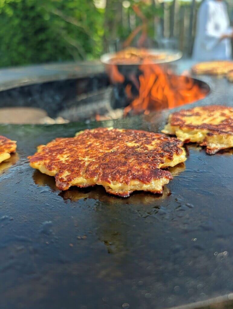 Knusprige Kartoffel-Mozzarella-Ru00f6sti frisch von der Grillplatte serviert mit Kru00e4uter-Dip