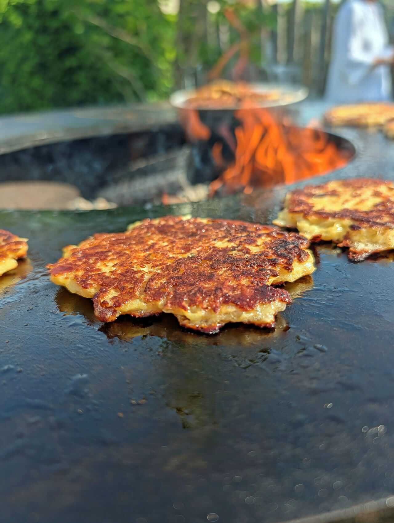 Knusprige Kartoffel-Mozzarella-Ru00f6sti frisch von der Grillplatte serviert mit Kru00e4uter-Dip