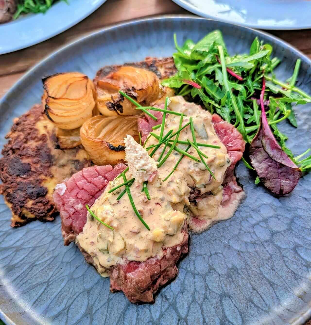 Heiß-Kaltes Steak Tatar 1 Titelbild für das Rezept Steak Tatar: Ein ästhetisch angerichteter Teller mit dem fertigen Gericht.