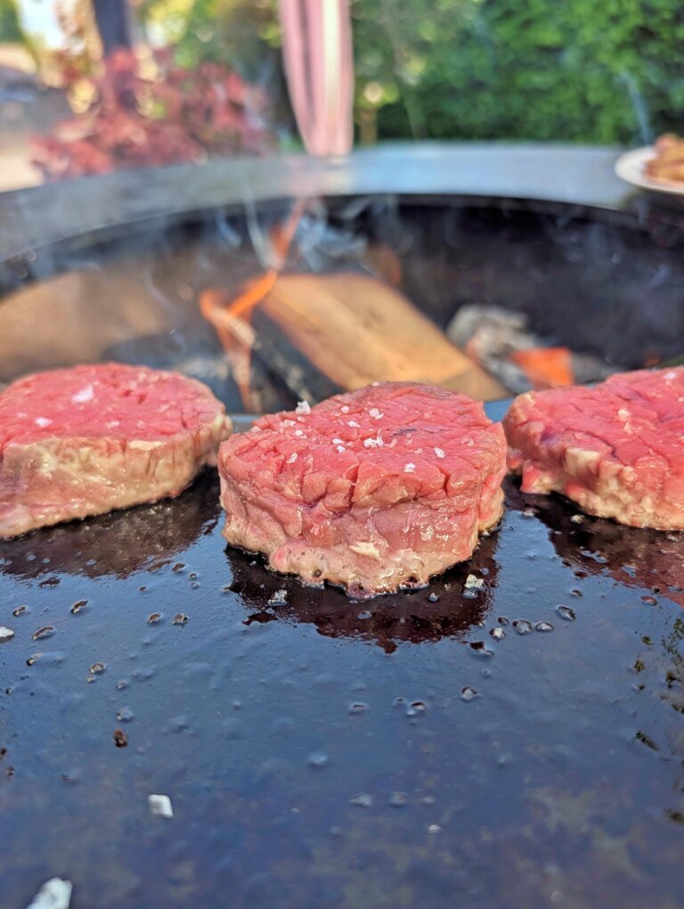 Heiß-Kaltes Steak Tatar 8 Das Steak wird in der Pfanne gewendet, um eine gleichmäßige Bräunung zu erzielen.