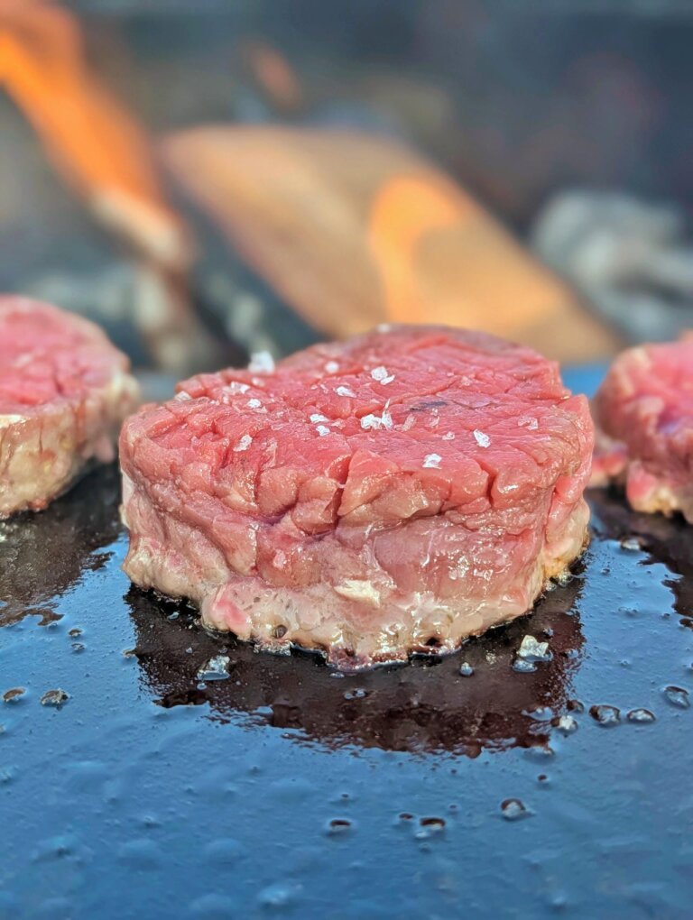 Heiß-Kaltes Steak Tatar 7 Nahaufnahme der Kruste des Steaks während des Anbratens in der Pfanne.