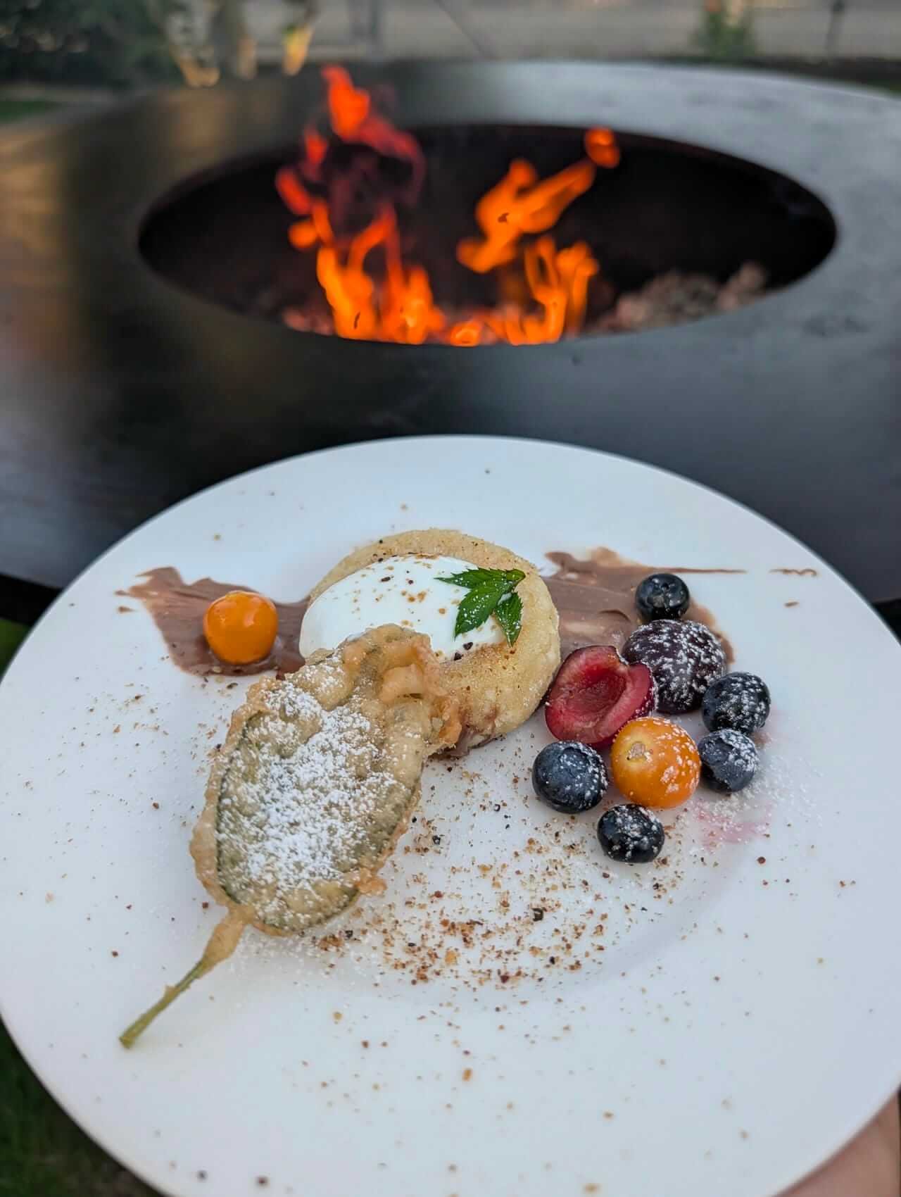 Salbeimäuse grillen – Toskanische Knusper-Kunst 2 Servierfertige Syrniki auf einem Teller, perfekt für das Frühstück oder als Dessert.
